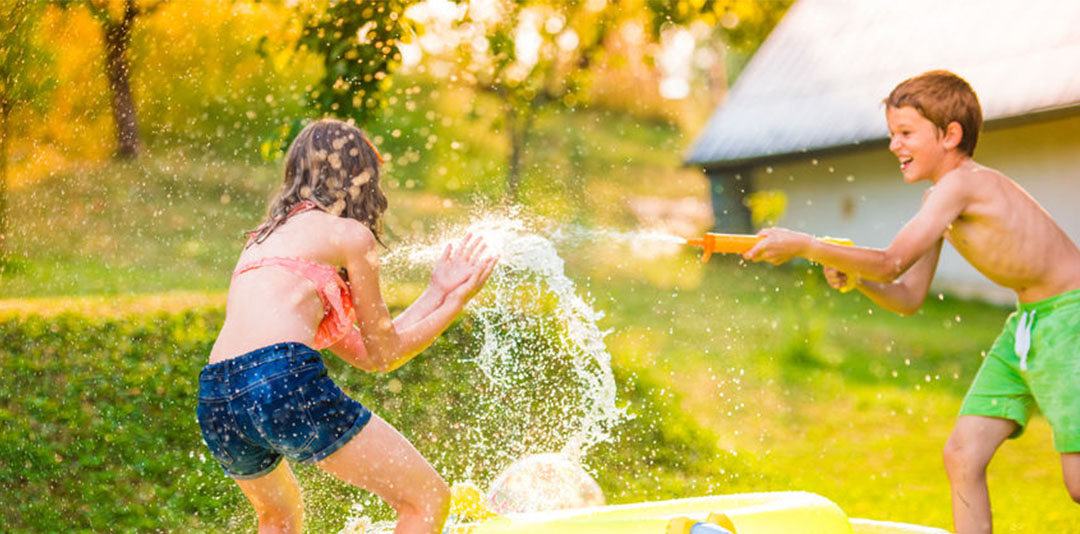 giocare con l'acqua bambini